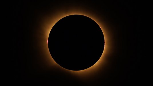 Leuchtender Ring, in der Mitte davon ein schwarzer Kreis