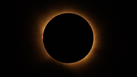 Leuchtender Ring, in der Mitte davon ein schwarzer Kreis