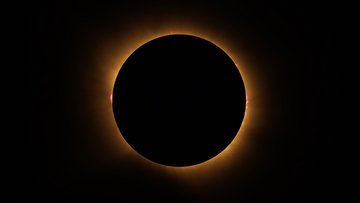 Leuchtender Ring, in der Mitte davon ein schwarzer Kreis