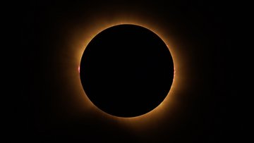 Leuchtender Ring, in der Mitte davon ein schwarzer Kreis