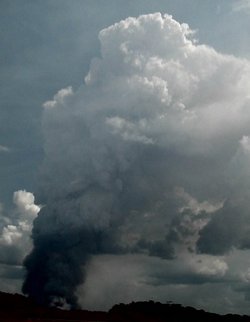 Rauch unterdrückt Regen