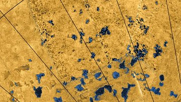 Die Illustration zeigt einen Ausschnitt von Titan mit Breiten- und Längengraden und Seen.