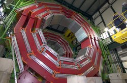 Die roten Kammern des CMS-Detektors dienen dem Nachweis von Myonen. Auf diesem Photo ist der CMS-Detekor in der oberirdischen Halle zu sehen, in der er zusammengebaut und getestet wurde, bevor er an seinen unterirdischen Bestimmungsort herabgelassen wurde. Der genaue Nachweis von Myonen ist für die Teilchenphysik von starkem Interesse, weil sich besonders spannende Prozesse durch Myonen zu erkennen geben. So wird beispielsweise der Zerfall eines Higgs-Teilchens in vier Myonen erwartet.