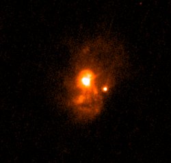 Irreguläre Galaxie mit zwei hellen Verdichtungen.
