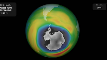 Grafik der Erdkugel, ummantelt von einer farbig dargestellten Atmosphäre. Über dem Südpol befindet sich ein Kreis, der das Ozonloch darstellt