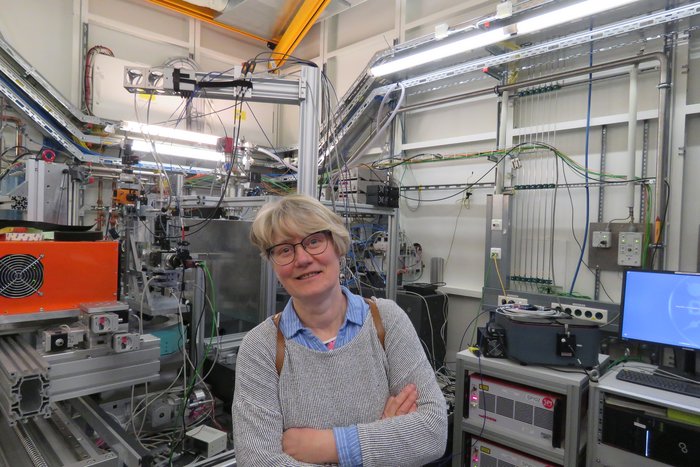 Natalia Dubrovinskaia Das Bild zeigt die Wissenschaftlerin Natalia Dubrovinskaia vor einem experimentellen Aufbau.