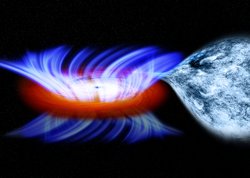 Um das Schwarze Loch ist eine rötliche Akkretionsscheibe zu sehen, die Winde sind bläulich und treten über- und unterhalb der Scheibe aus. Naben dem Schwarzen Loch ist der Stern zu sehen, von dem Materie in das Schwarze Loch fließt.