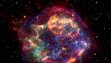 Gaswolke mit filamentartiger Struktur vor Sternenhintergund.