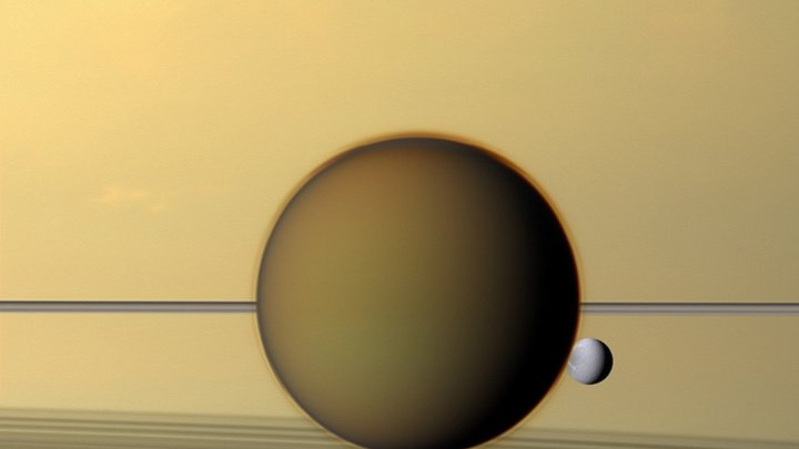 Mond Titan vor Saturn