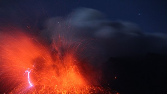 Eine Ascheeruption über dem japanischen Vulkan Sakurajima wird von Vulkanblitzen begleitet. Sakurajima ist ein aktiver Vulkan auf der Insel Kyushu.