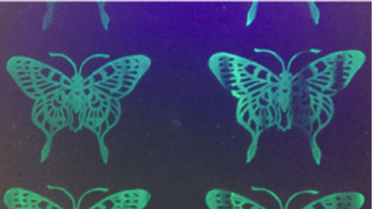 Abbildung von leicht leuchtenden Schmetterlingen auf dunklem Hintergrund