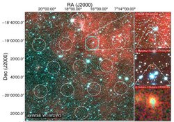 Links große Himmelsaufnahme mit vielen Sternen und Galaxien. Rechts eine Bildreihe mit sukzessive höherer Vergrößerung. Im letzten Bild ist eine elliptische Galaxie zu erkennen.