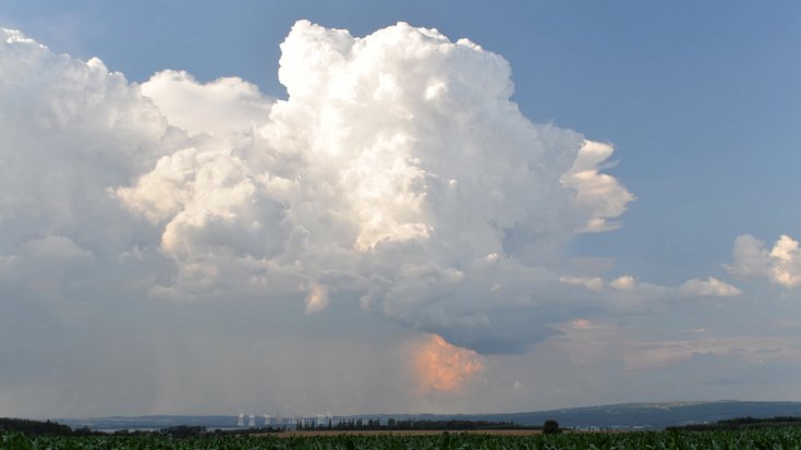 Eine großflächige helle Wolke am Himmel 