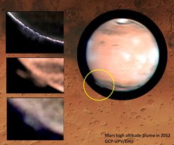 Ausgedehnte Struktur über dem Rand des Planeten Mars.