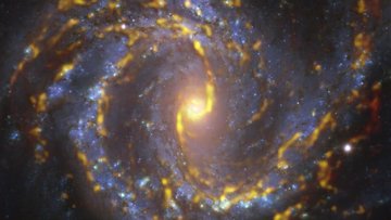 Die Spiralgalaxie NGC 4303, überlagert von golden leuchtenden Regionen