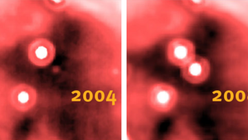 Zwei Bilder desselben Sternfelds, das linke beschriftet mit „2004“, das rechte mit „2008“. Ein helles Objekt leuchtet im rechten Bild, das im linken nicht zu sehen ist.