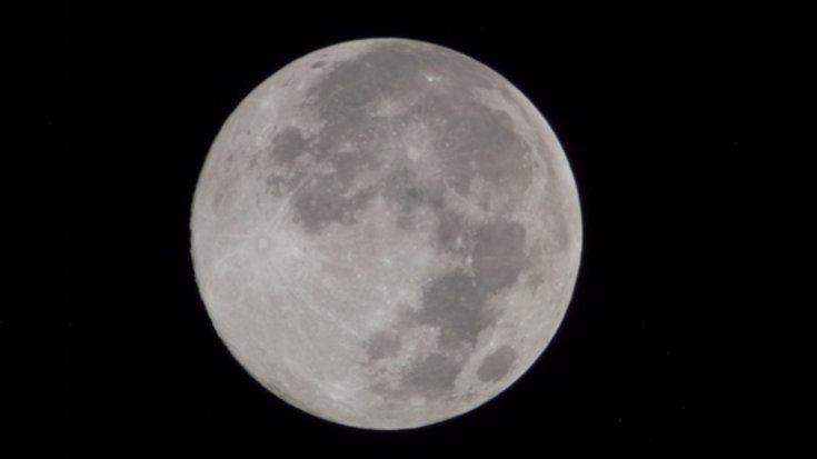 Bildquelle: NASA Der Vollmond ist zu sehen vor schwarzem Hintergrund.