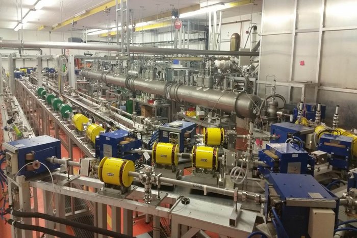 Linearbeschleuniger S-DALINAC Der Linearbeschleuniger ist als mehrere Meter lange Röhre in der Experimentierhalle zu sehen.