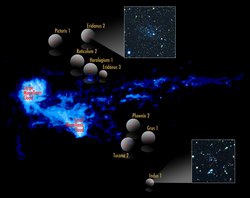Die Magellanschen Wolken sind als diffuse Wolkenstrukuren erkennbra, kleine Kreise darum herum markieren die Positionen der neuen Zwerggalaxien. Kästen zeigen Fotos zwei dieser Objekte.