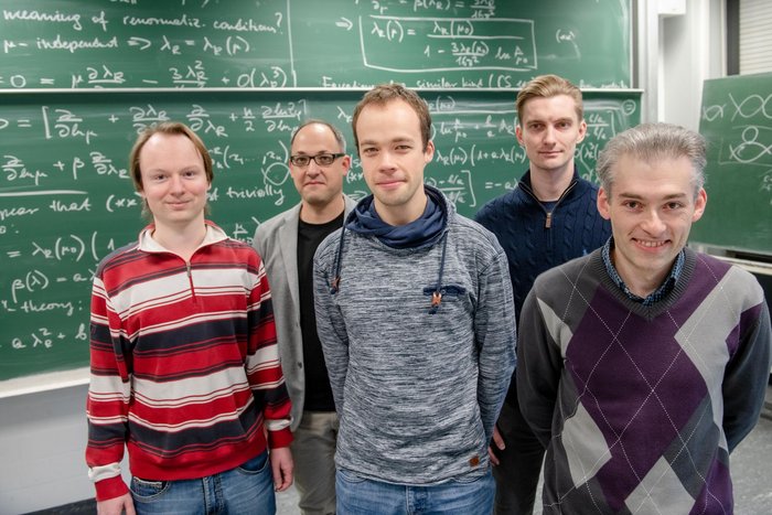 Evgeny Epelbaum und sein Team Fünf Wissenschaftler vor einer beschriebenen Kreidetafel