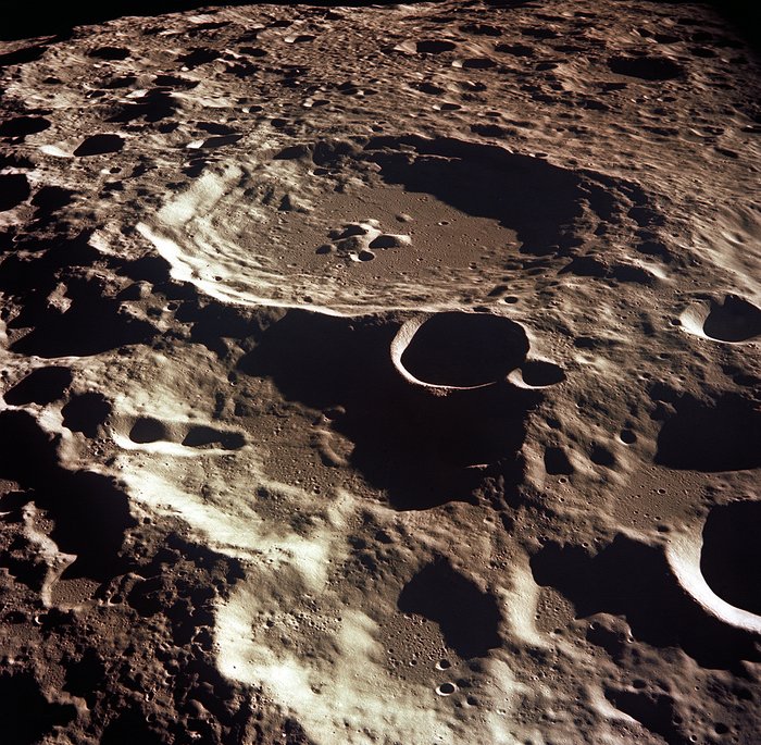 Schwarz-Weiß-Aufnahme der von Kratern übersäten Mondoberfläche