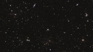 Galaxien und Sterne vor dunklem Hintergrund