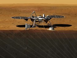 Seismometer auf dem Mars mit zwei großen runden Sonnensegeln an beiden Seiten und drei Füßen, die auf dem Boden stehen. Daneben steht ein kleines Gerät, von dem aus eine kleine Sonde ins Innere des Marsbodens gebohrt wird.
