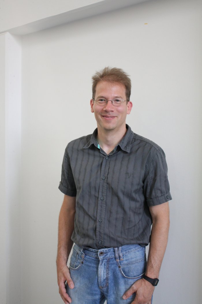 Stephan Dürr Stephan Dürr ist ein Mann Ende dreißig mit kurzen dunkelblonden Haaren. Er trägt ein kurzärmeliges graues Hemd und eine unauffällige Brille.