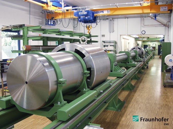 Beschleunigungsanlage Die Beschleunigungsanlage besteht aus einer langen Stahlröhre, in der die Projektile auf Geschwindigkeiten von 28.000 Kilometern pro Stunde beschleunigt werden können.