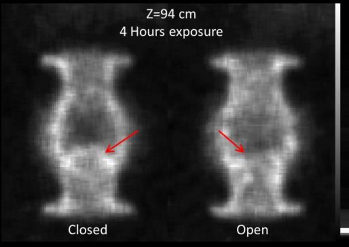 Myonen-Tomografie eines Absperrventils Zwei unscharfe Bilder einer Form, die einer Sanduhr ähnelt. Jeweils ein Pfeil, unter einem Objekt steht „open“, unter dem anderen „closed“.