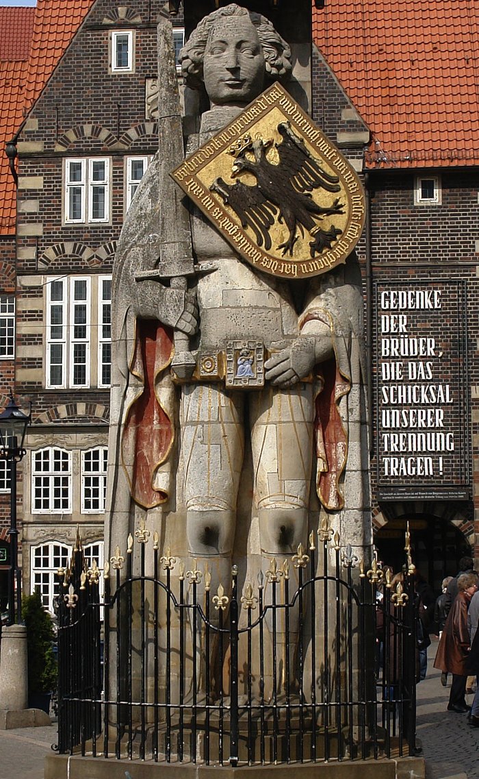 Die Rolandstatue in Bremen Statue eines Mannes mit Schwert und Schild
