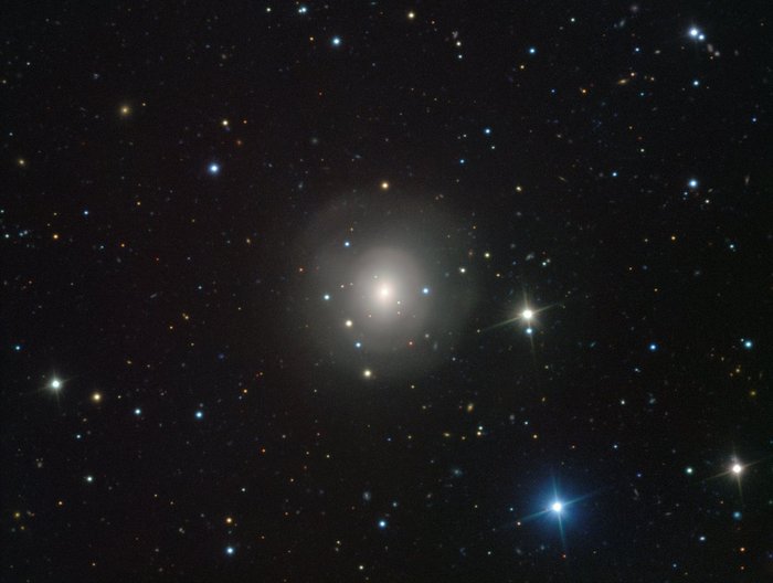 Galaxie NGC 4993 Die Teleskopaufnahme zeigt verschieden helle Punkte vor schwarzem Hintergrund.
