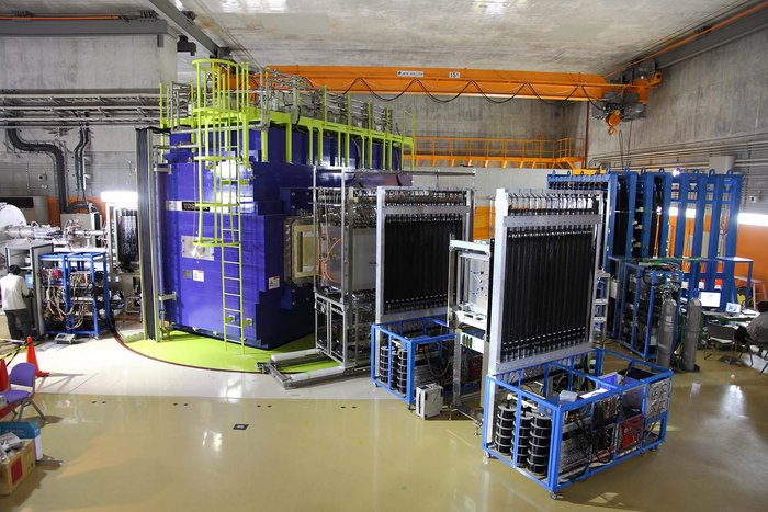 Experimentierhalle von SAMURAI Das Bild zeigt einen großen Raum mit verschiedenen Kisten und Boxen aus Metall sowie elektronischen Bauteilen.