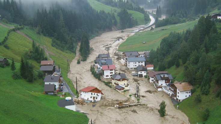 Eine von einem Fluss überschwemmte Landschaft