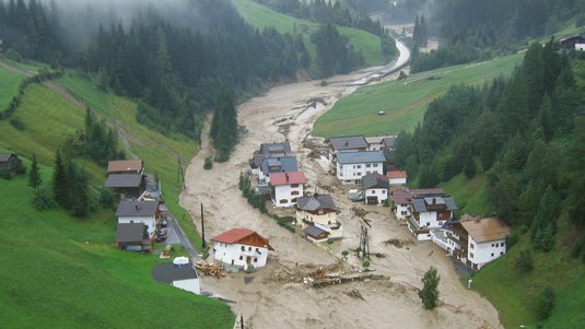 Eine von einem Fluss überschwemmte Landschaft