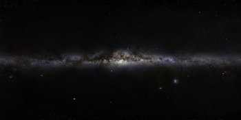Auf dunklen Untergrund erstreckt sich das helle Band der Milchstraße, teilweise durch Dunkelwolken verdeckt.