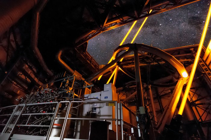 MUSE am Very Large Telescope Foto einer Maschine in einer Halle; eine Luke öffnet sich zum Nachthimmel und ein kreisrundes Bauteil richtet sich in diese Richtung aus