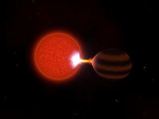 Ein großer roter und ein kleinerer brauner Himmelskörper nebeneinander im All: Vom braunen geht ein heller Strahl aus, der an einem hellen Punkt auf dem roten auftrifft.