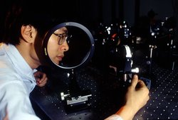 Foto des Wissenschaftlers, der an einem optisches System für Laserstrahlen arbeitet