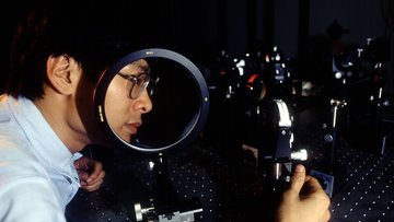 oto des Wissenschaftlers, der an einem optisches System für Laserstrahlen arbeitet