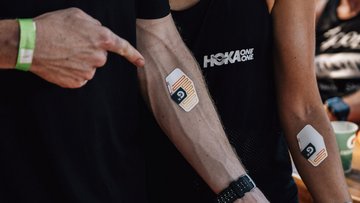 Arm eines Sportlers, auf dem ein sechseckiges Pflaster geklebt ist