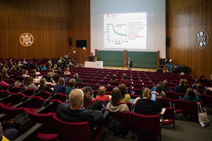 Rudolf bei Physikerinnentagung Petra Rudolf in einem Hörsaal während eines Vortrags