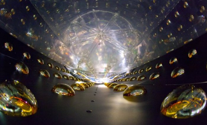 Innenansicht einer der Neutrinodetektoren Innenansicht einer der Neutrinodetektoren