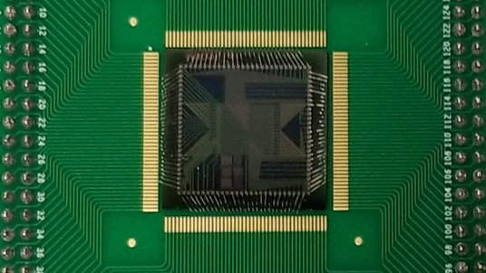 Computerchip mit Leiterbahnen in Nahaufnahme