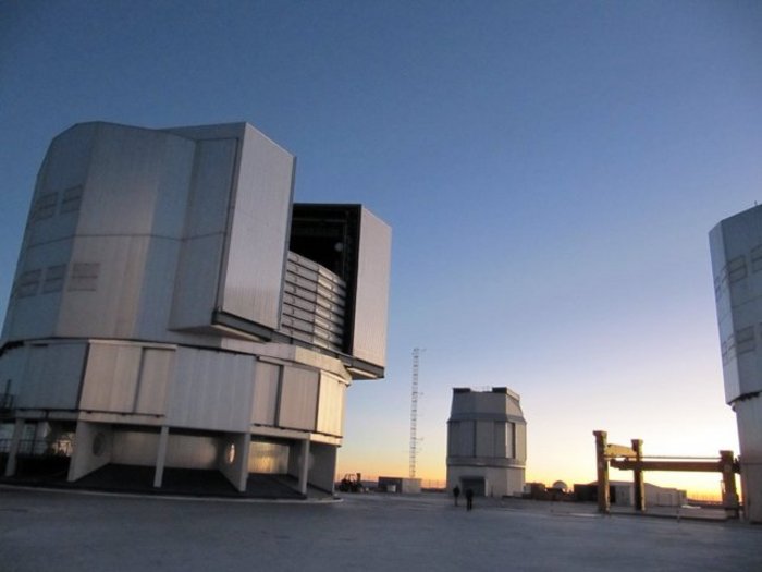 Das Paranal-Observatorium Große Gebäude in der Abenddämmerung, deren Dächer sich öffnen.