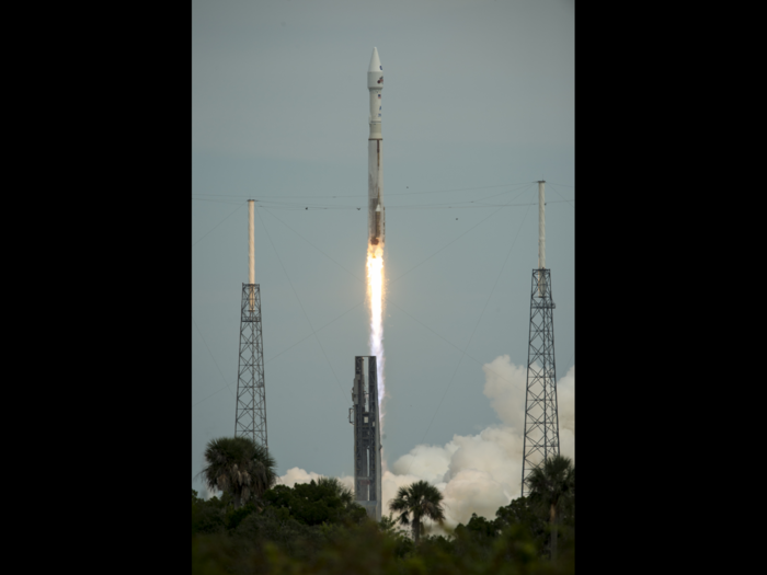 startende Rakete, im Hintergrund Palmen