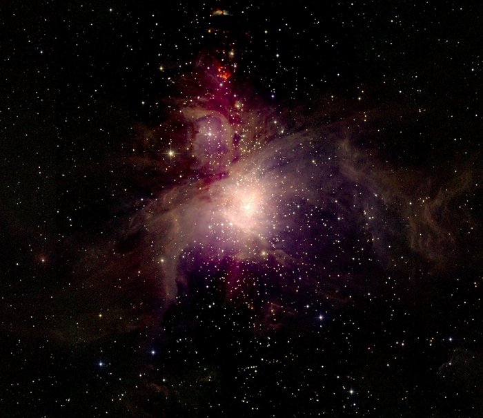 Die Molekülwolke Orion A Die Molekülwolke Orion A wurde im infraroten Bereich des elektromagnetischen Spektrums abgebildet und ist hier (rot eingefärbt) vor dem Hintergrund der Galaxis zu sehen.