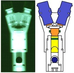 >Neutronenradiographie einer Ariane-Sprengkapsel: Schwarz-Weiß-"Aufnahme" (Neutronenradiographie)&nbsp;des Innenlebens einer Sprengkapsel, daneben ist diesselbe Sprengkapsel schematisch dargestellt. Man sieht eine sehr gute Wiedergabe dess Innenlebens durch die neutronenradiographische Aufnahme.