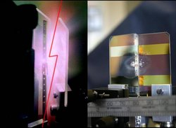 In der linken Bildhälfte ist zu erkennen, wie ein Laserstrahl an zwei senkrechten, parallele Platten reflektiert wird. Der Laserstrahl ist dabei durch eine rote Linie markiert. In der rechten Bildhälfte zeigt eine Aufsicht der durch den Laserbeschuss zerstörten Oberfläche des Plasmaspiegels.