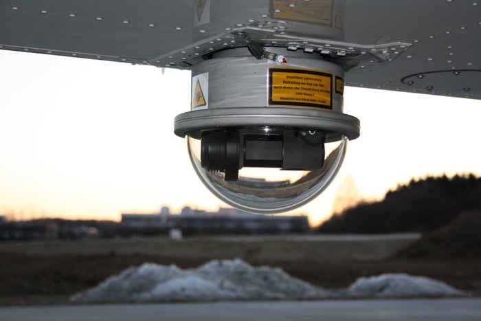 Der Sender am DLR-Flugzeug Bild. Schwarzer Sender, der von einer Glaskuppel geschützt wird.